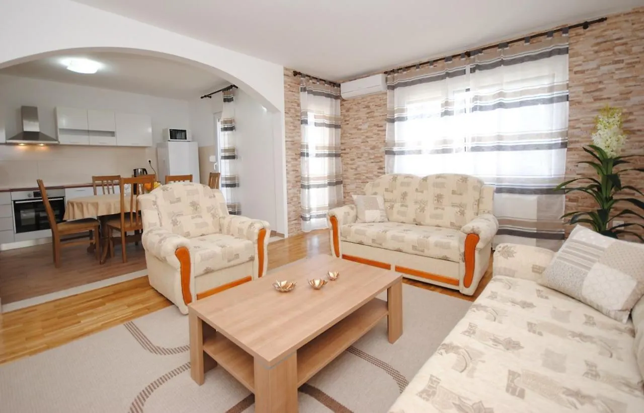 Spacious Apartment Antea Kastela